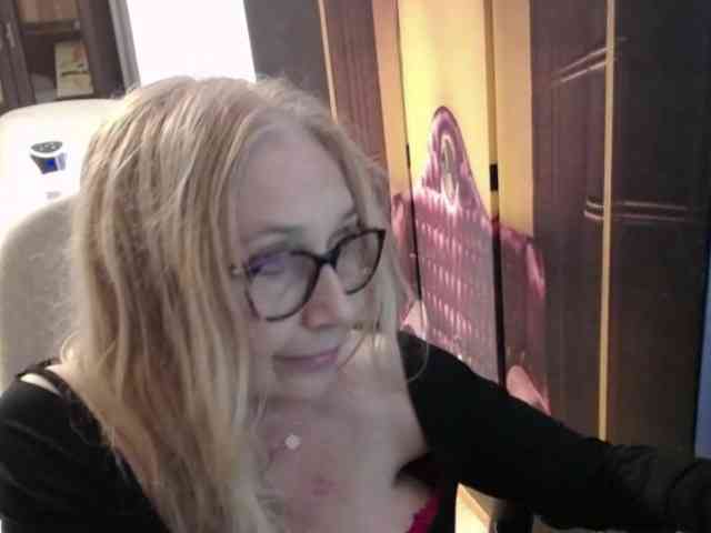 BlondeSofia webcam