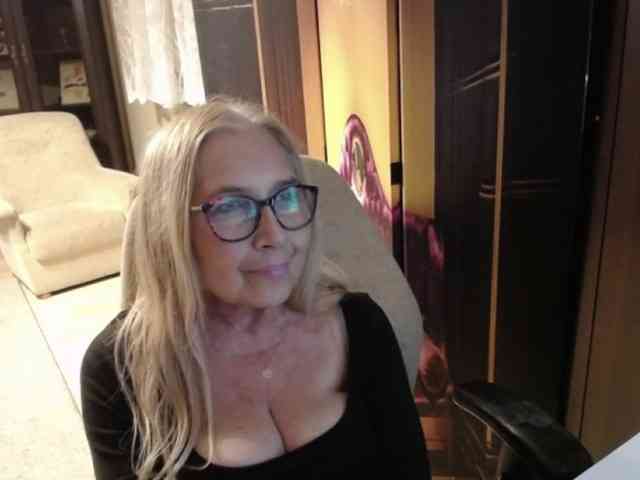 BlondeSofia webcam