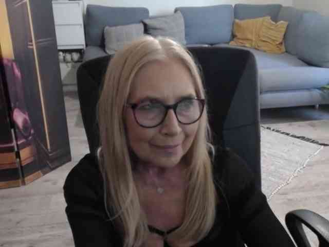 BlondeSofia webcam