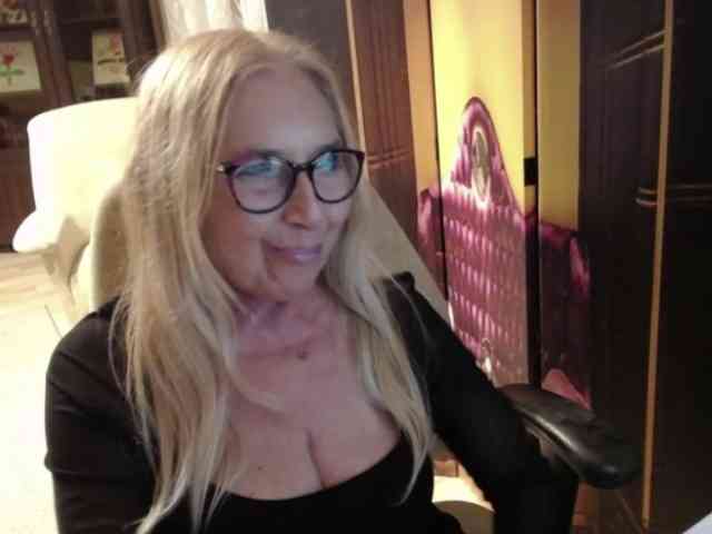 BlondeSofia webcam