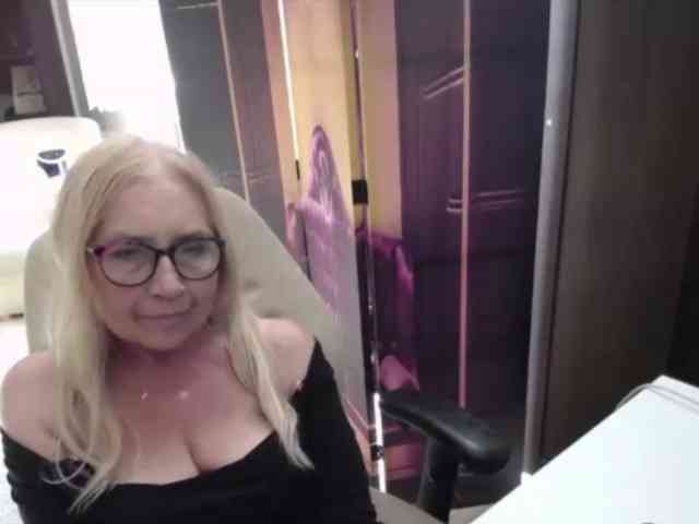 BlondeSofia webcam