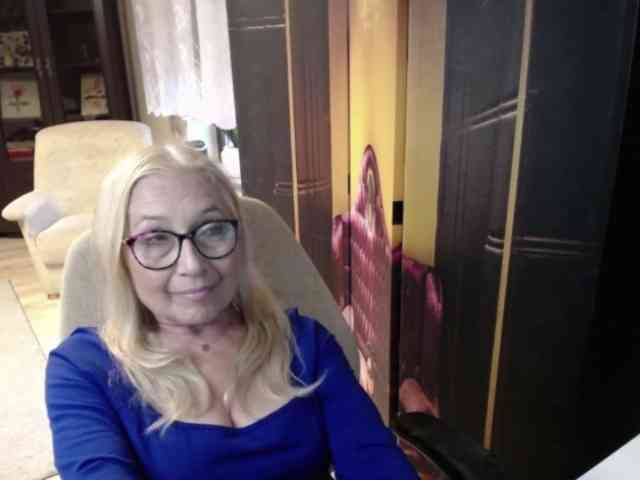 BlondeSofia webcam