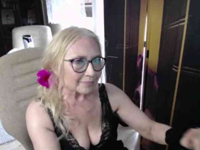 BlondeSofia webcam