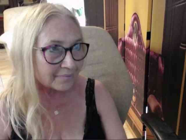 BlondeSofia webcam