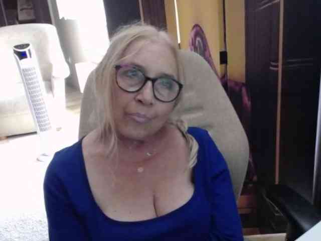 BlondeSofia webcam
