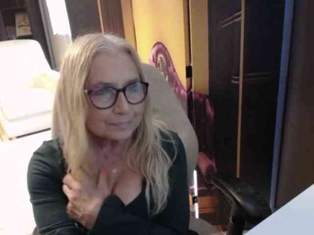 BlondeSofia webcam