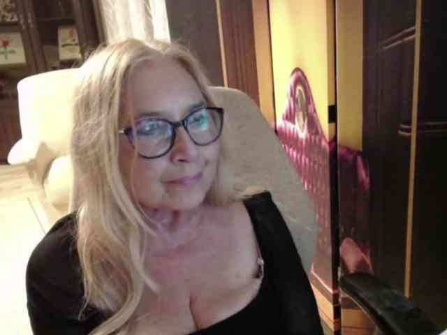 BlondeSofia webcam