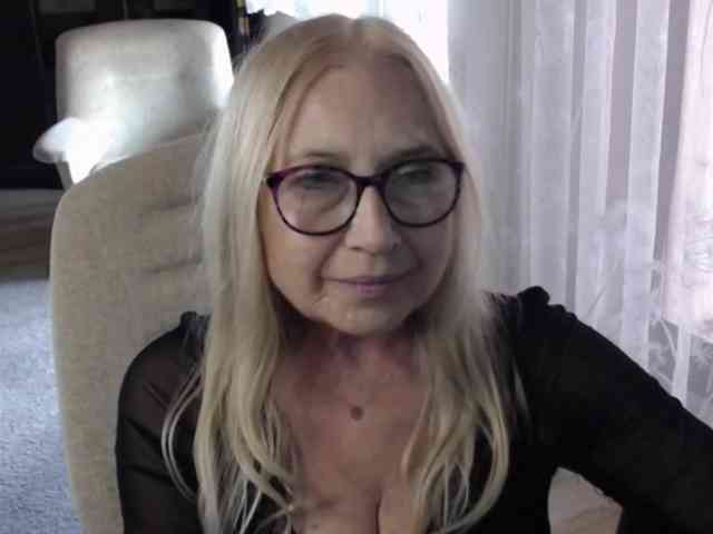 BlondeSofia webcam