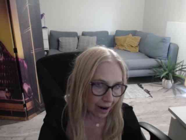 BlondeSofia webcam