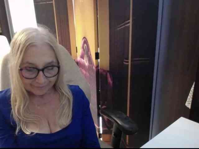 BlondeSofia webcam