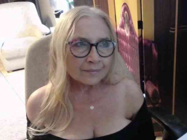 BlondeSofia webcam