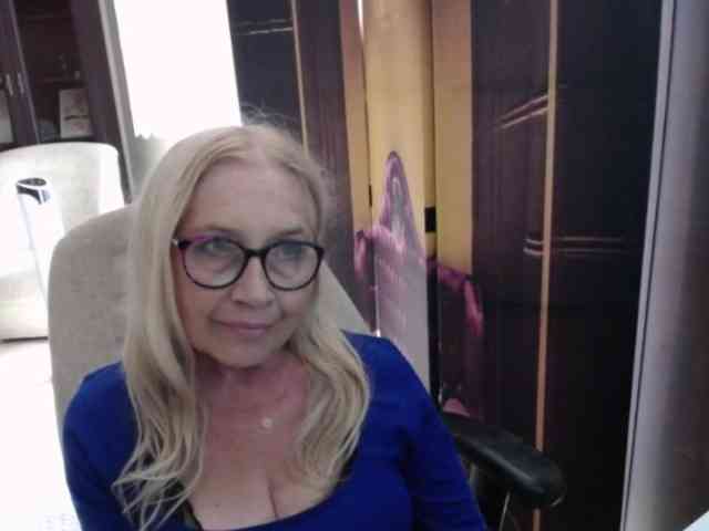 BlondeSofia webcam
