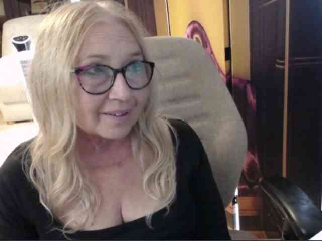 BlondeSofia webcam