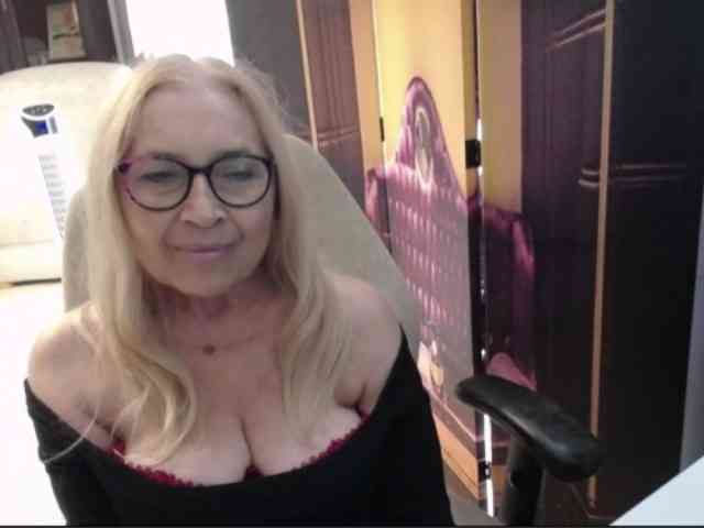 BlondeSofia webcam