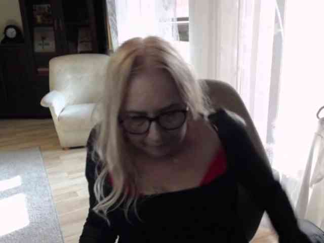 BlondeSofia webcam