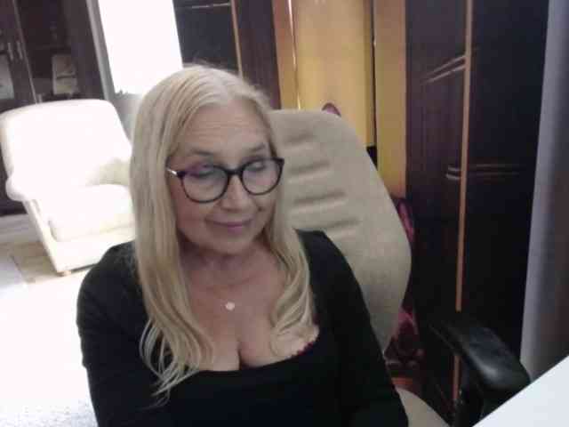 BlondeSofia webcam