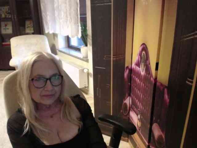 BlondeSofia webcam