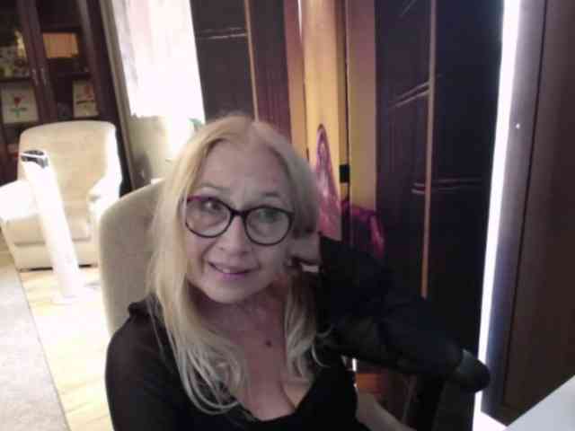 BlondeSofia webcam