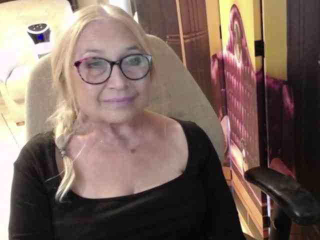 BlondeSofia webcam