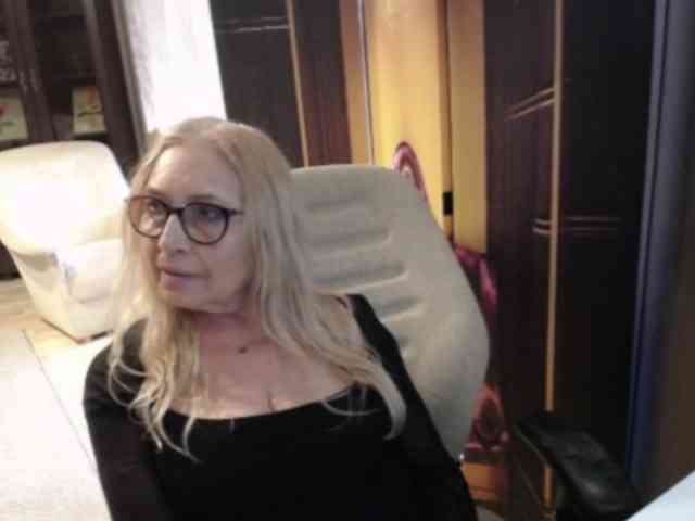 BlondeSofia webcam