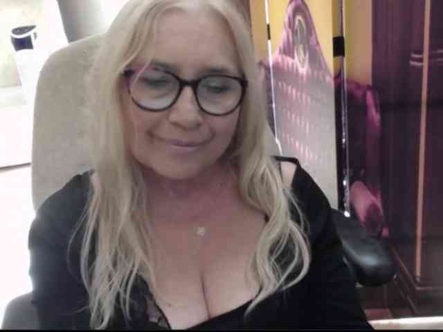 BlondeSofia webcam