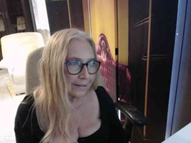 BlondeSofia webcam