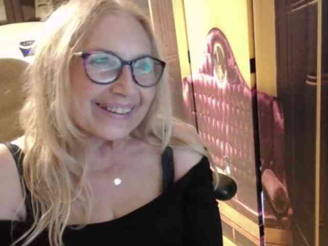 BlondeSofia webcam