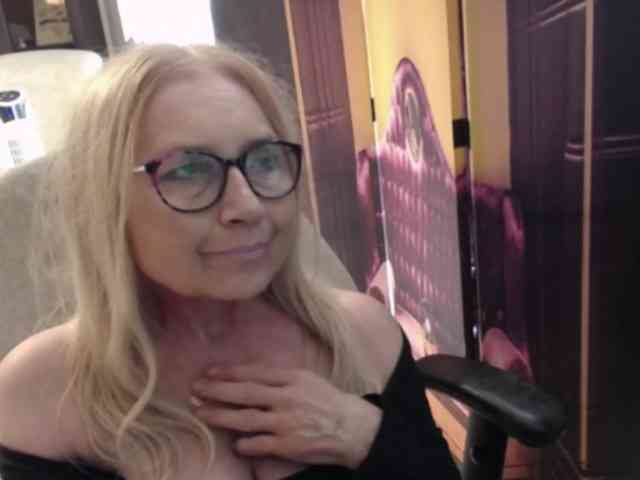 BlondeSofia webcam