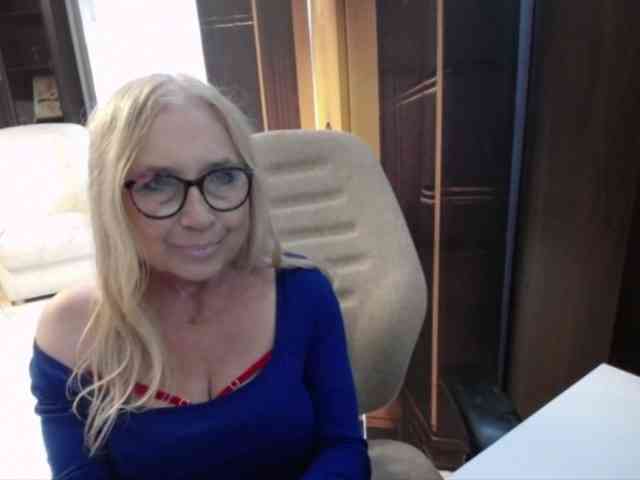 BlondeSofia webcam