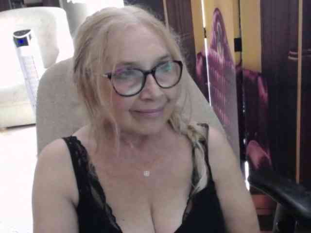 BlondeSofia webcam
