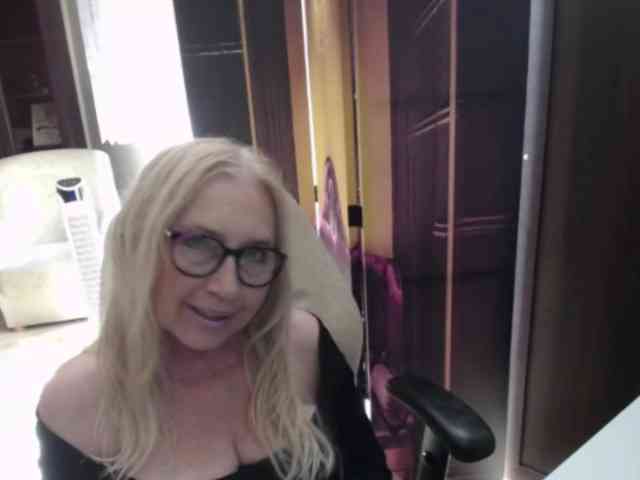 BlondeSofia webcam