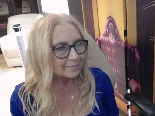 BlondeSofia webcam