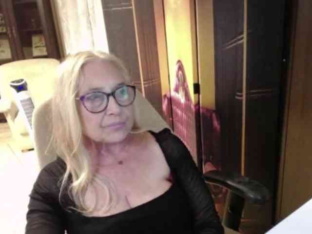 BlondeSofia webcam