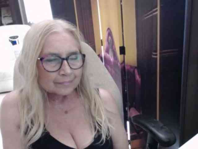 BlondeSofia webcam