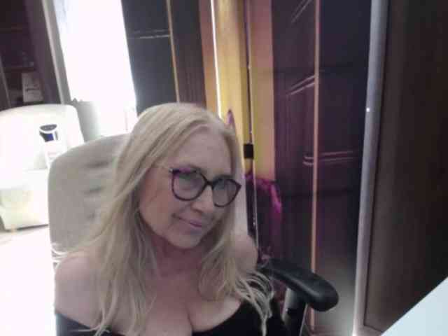 BlondeSofia webcam