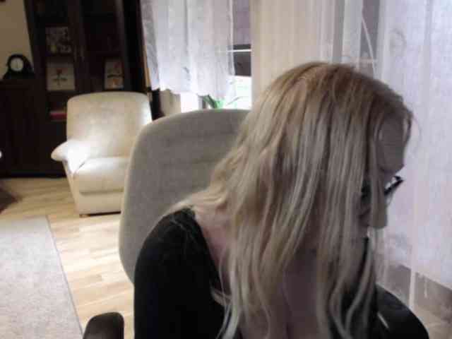 BlondeSofia webcam