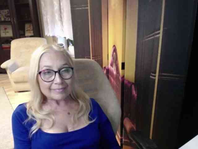 BlondeSofia webcam
