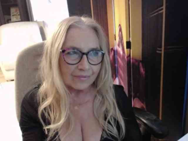 BlondeSofia webcam