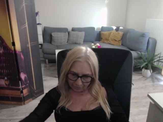 BlondeSofia webcam