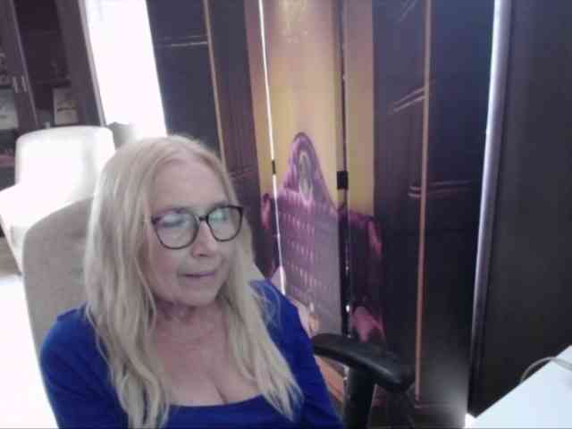 BlondeSofia webcam
