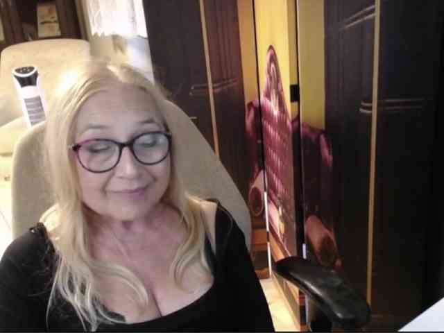 BlondeSofia webcam