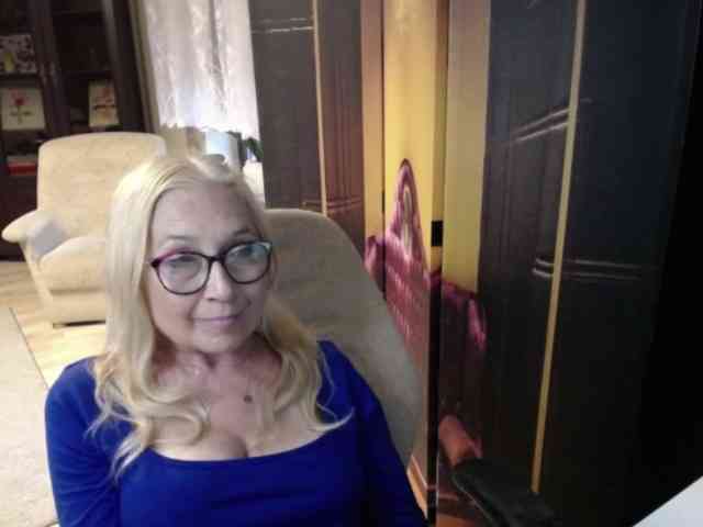 BlondeSofia webcam