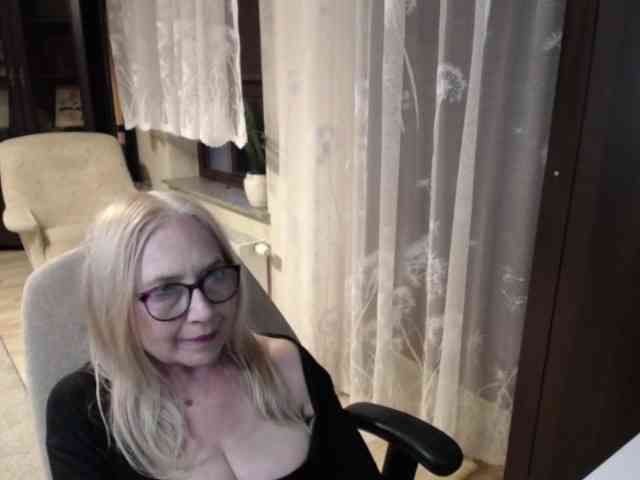 BlondeSofia webcam