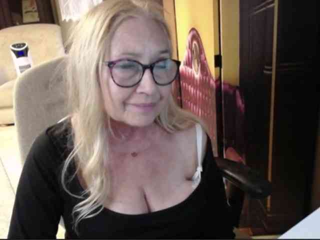 BlondeSofia webcam