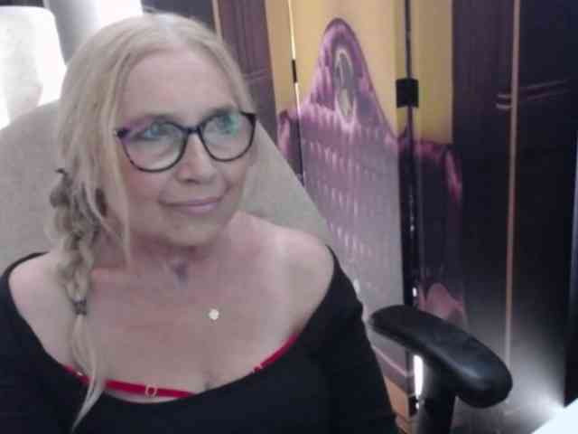 BlondeSofia webcam