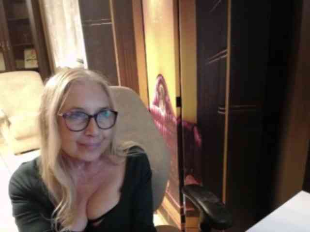 BlondeSofia webcam