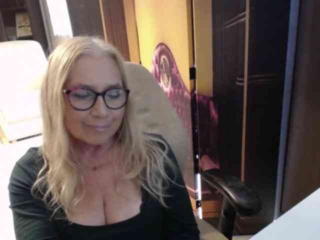 BlondeSofia webcam
