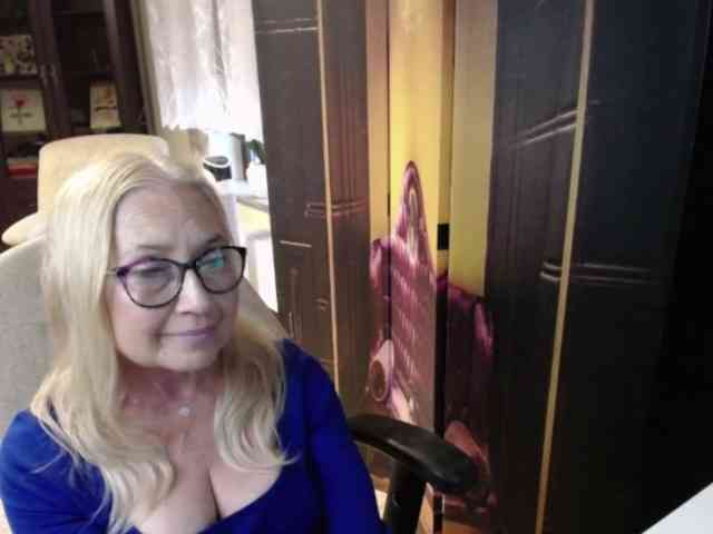 BlondeSofia webcam