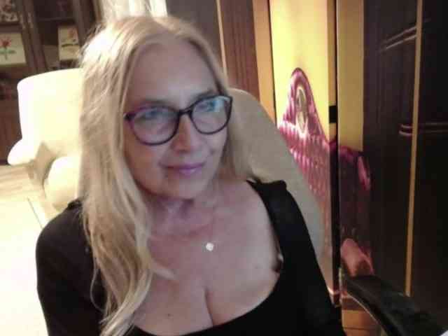 BlondeSofia webcam