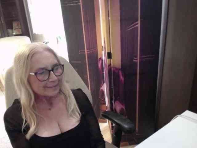 BlondeSofia webcam